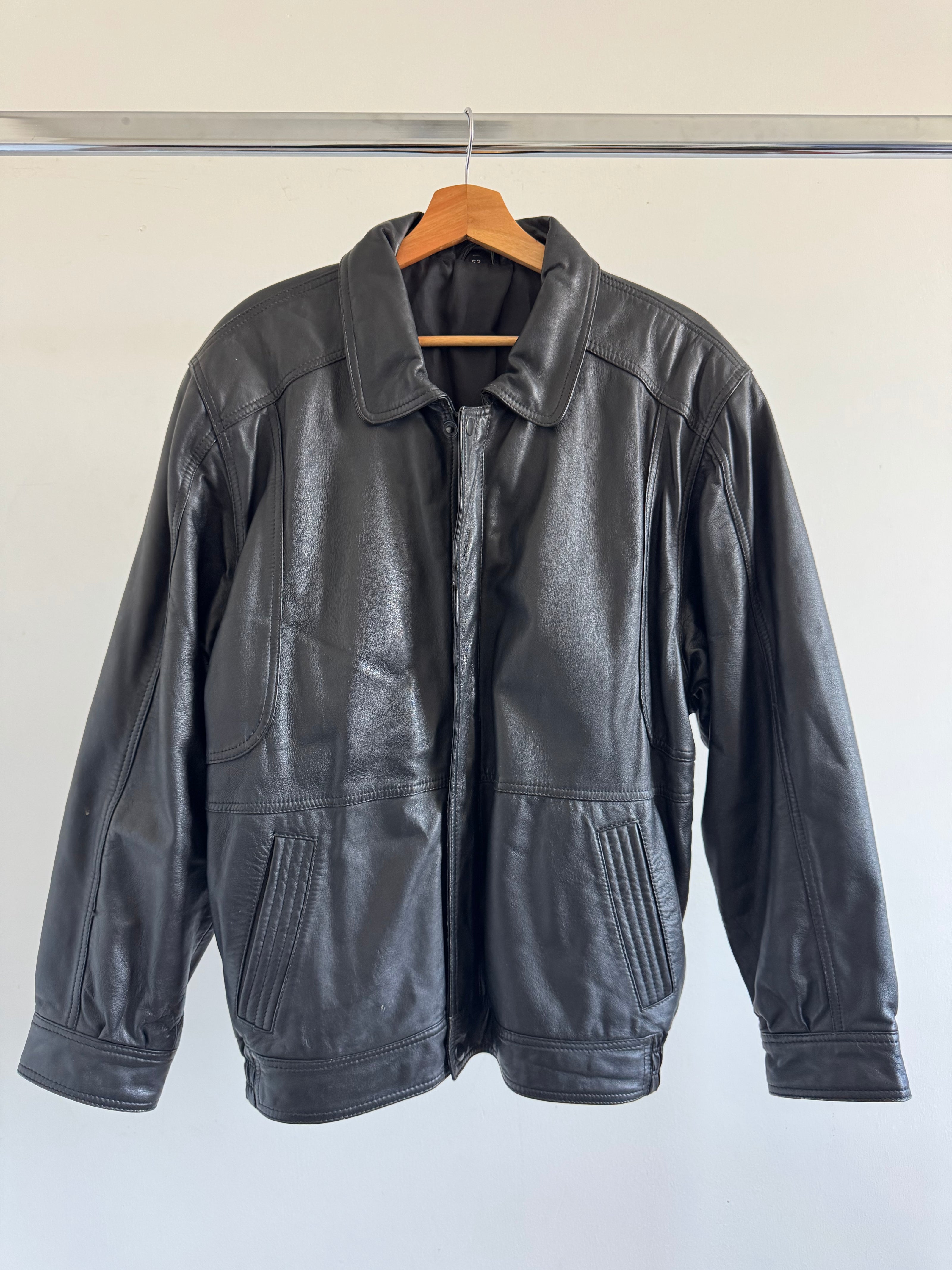90s Black Leather Bomber Jacket – Slightly Oversized