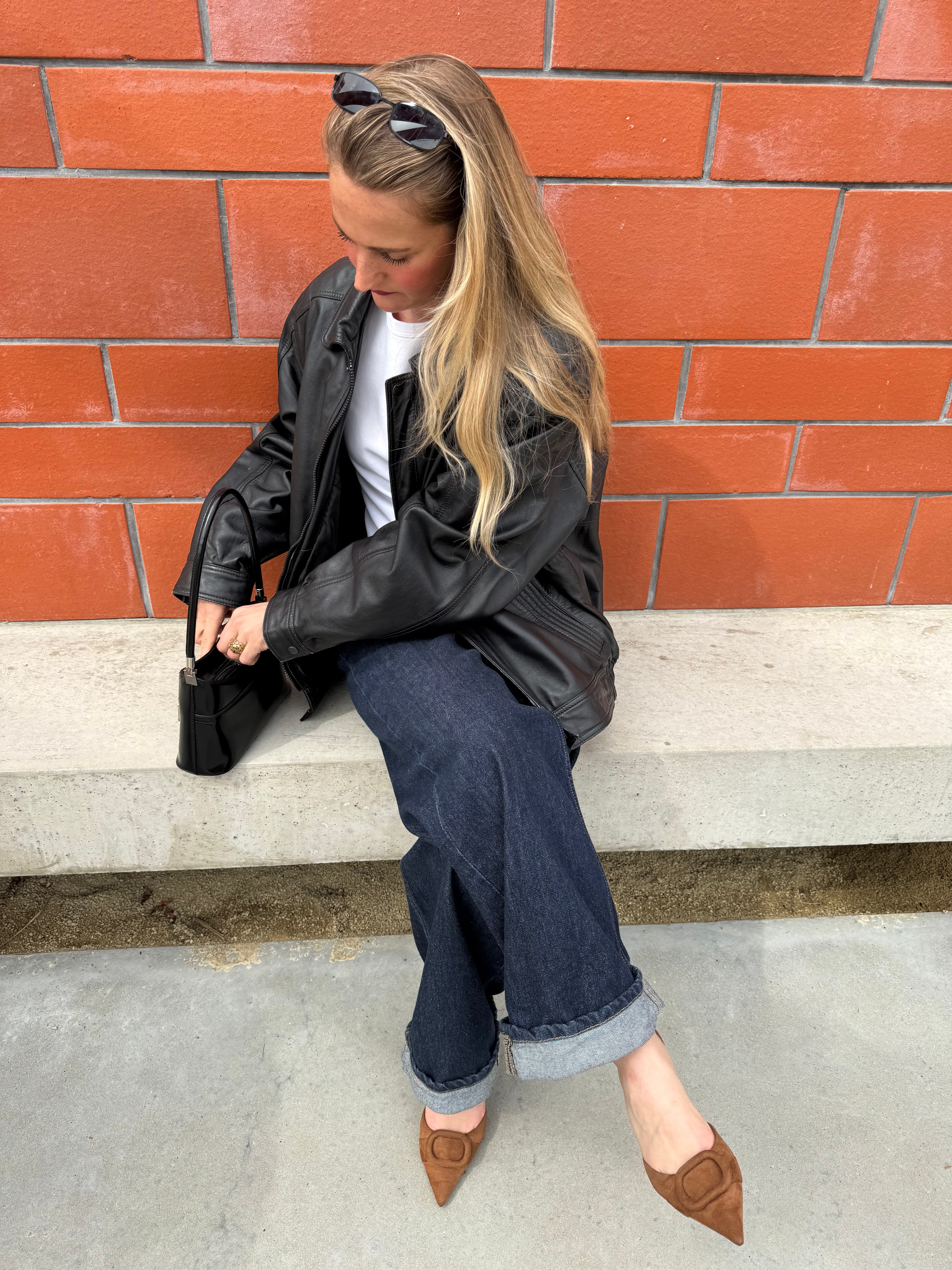 90s Black Leather Bomber Jacket – Slightly Oversized