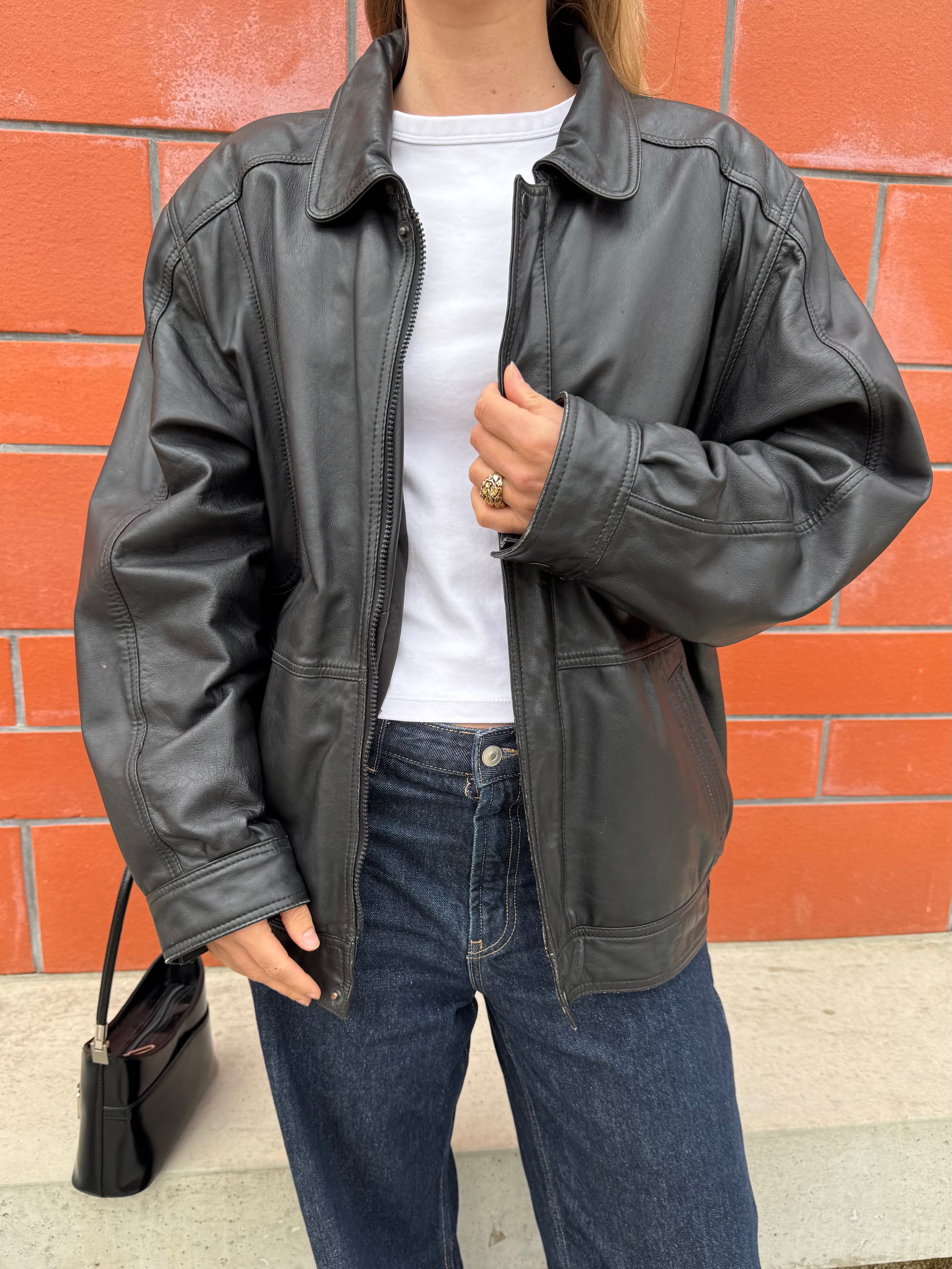 90s Black Leather Bomber Jacket – Slightly Oversized