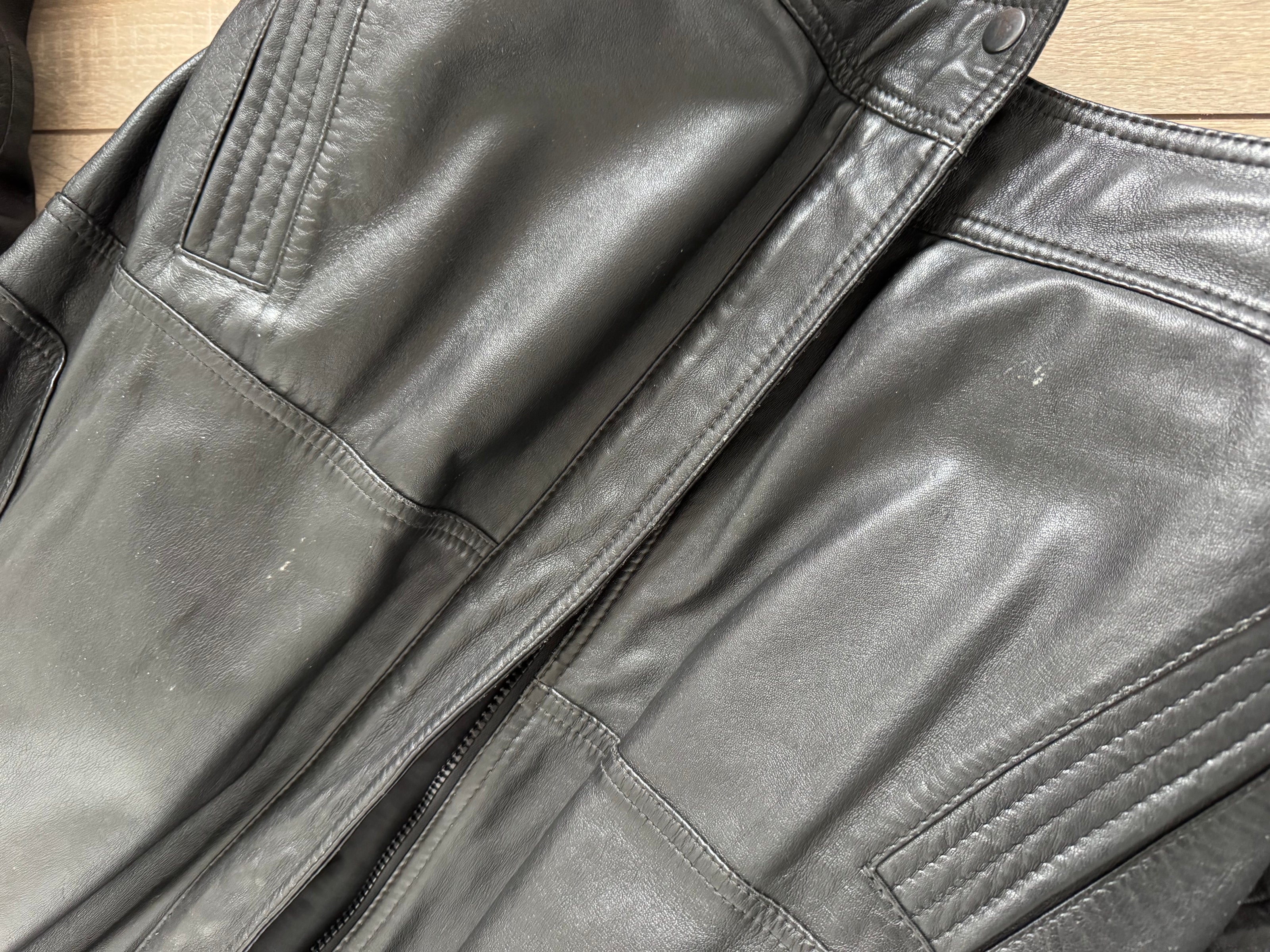 90s Black Leather Bomber Jacket – Slightly Oversized